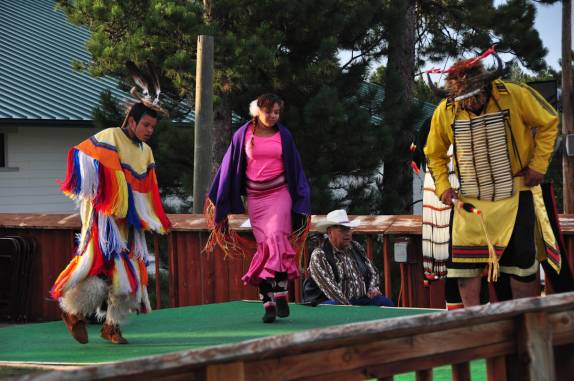 Índios fazem perfomance de dança típica Sioux, em frente ao monumento em construção de Crazy Horse, na região das Black Hills, em South Dakota, nos Estados Unidos